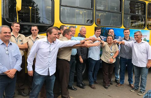 Pérola entrega novos ônibus para a população