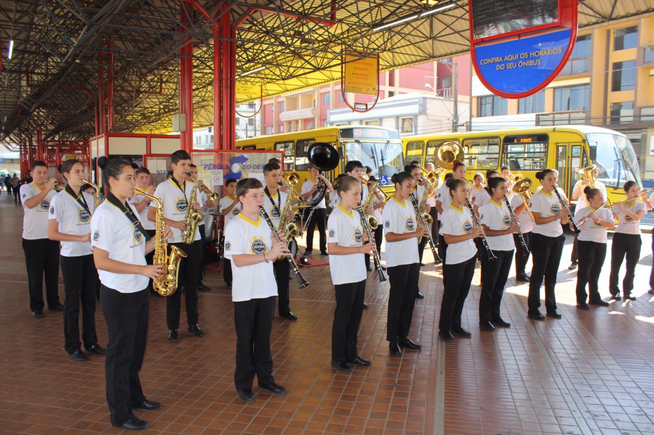 Banda Municipal encanta passageiros no Terminal da Fonte