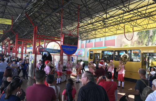 Banda dos Noéis encanta passageiros no Terminal da Fonte