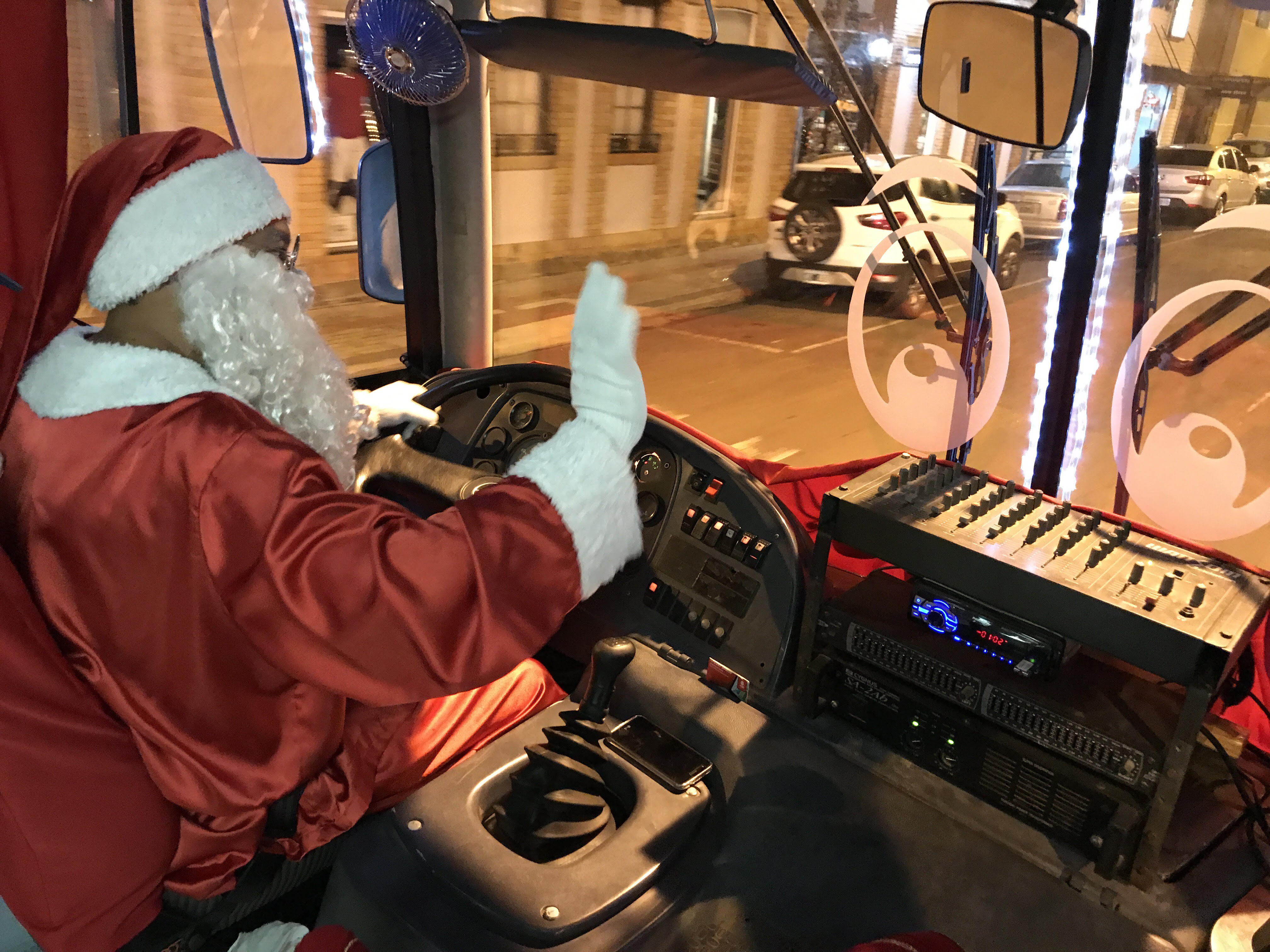 Ônibus Iluminado já está recebendo seus visitantes para passeios