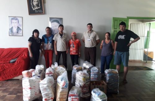 Pérola do Oeste entrega alimentos arrecadados com ônibus iluminado do natal para entidades de Guarapuava