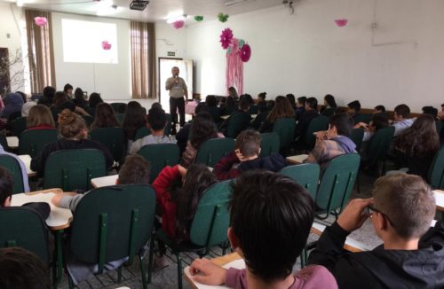 Pérola oferece palestra sobre cidadania para estudantes do Ana Vanda Bassara