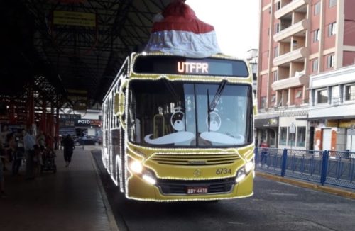 Ônibus de natal iluminado da Pérola faz sucesso.
