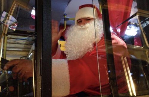Ônibus de natal iluminado da Pérola circula pela cidade durante todo o mês de dezembro