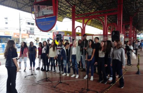 Coral Municipal abre clima de Natal no Terminal da Fonte