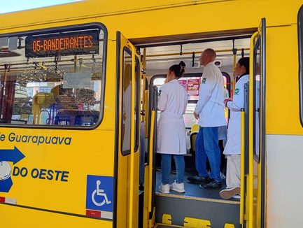 Outubro Rosa: ação com Colégio Ana Vanda Bassara orienta passageiros no Terminal da Fonte